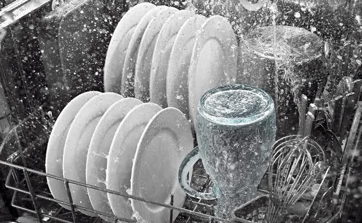 Sự Nguy Hiểm Của Hóa Chất Còn Sót Lại Trên Bát Đĩa Ảnh Hưởng Đến Sức Khỏe Như Thế Nào?